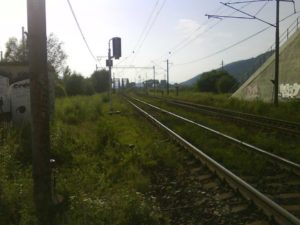 Koľaje vedúce na novú vlečku v Tepličke nad Váhom - vzadu železničný most. foto: autor