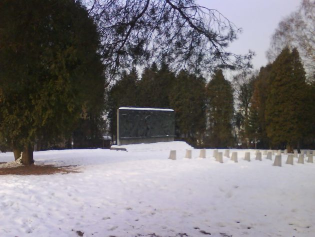 Cintorín padlých sovietskych vojakov v Žiline na Bôriku - vojenský cintorín. Nedávno ho oplotili a zamkli... Kde sa ísť pomodliť za padlých vojakov? foto autor: